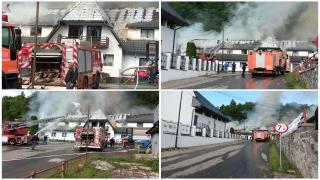 Fostul motel Bicaz a luat foc. Intervenţia pompierilor este dificilă, deoarece clădirea este construită din lemn