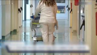 Ar fi trebuit să le facă sfârșitul mai ușor, dar le-a luat și ultima fărâmă de demnitate. O româncă din Italia, reținută pentru că fura de la pacienții muribunzi