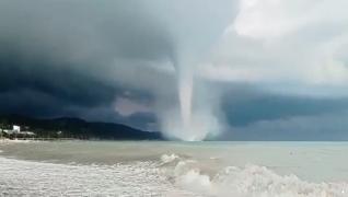 Imagini înspăimântătoare cu tromba din Marea Neagră. Vârtejul a făcut ravagii pe o mică plajă