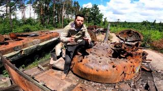 Reportaj exclusiv Observator din "cimitirul" tancurilor ruseşti. Între Kiev şi Bucha zace tehnica militară distrusă a inamicului: ucrainenii vin în vizită ca la muzeu