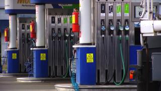 50 de bani, compensarea Guvernului pentru carburantul care s-a scumpit într-un an cu câţiva lei. Expert: "Tot noi plătim"