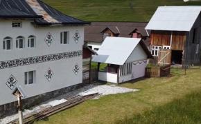 Comuna-muzeu din Romania, renumită pentru casele decorate cu motive tradiționale. Turiştii sunt fascinaţi de fiecare dată: "Ne-a impresionat, e inedit"