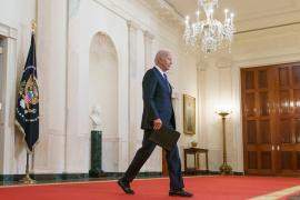 Notiţele lui Biden. Preşedintele american a arătat, fără să vrea, îndrumările de la consilieri: "te aşezi pe scaun", "te adresezi mulţimii"