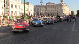 Regal de mașini retro la Arad. Cea mai veche "bijuterie" care a putut fi aqdmirată este un Bentley din 1925