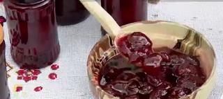 Sezonul căpşunelor româneşti e pe terminate. Turiştii străini au făcut coadă la pensiunile din Buzău pentru a gusta dulceţurile special preparate