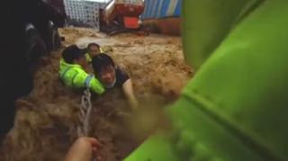 Operaţiune de salvare contracronometru. Lanţ uman pentru recuperarea unei femei prinsă în mijlocul puhoaielor din China