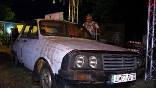 Aleile Parcului Izvor, ring de dans la Festivalul Nostalgia. Tinerii s-au înghesuit să-și facă poze într-o Dacie de pe vremea bunicilor