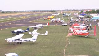 Spectacol în aer. Acrobaţii cu avioane şi paraşutişti pe aerodromul din Clinceni