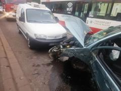 Șofer băut, prăpăd pe o șosea din Reșița. S-a înfipt cu mașina într-un stâlp, de unde a ricoşat pe sensul opus