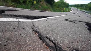 Cratere de aproape jumătate de metru adâncime pe drumul care leagă două sate din judeţul Iaşi. Firmele de transport vor să stopeze cursele