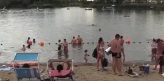 Pe litoral, în Vestul României. Plaja de la Ghioroc atrage mii de turişti din toate colţurile ţării