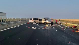 11 victime, între care un bebeluș de câteva luni, după ce două microbuze s-au ciocnit violent pe A1 Nădlac - Arad