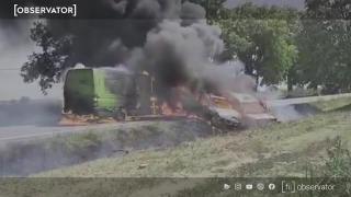 Două maşini şi un microbuz au luat foc după ce s-au ciocnit pe DN79, în judeţul Bihor. Doi oameni răniţi