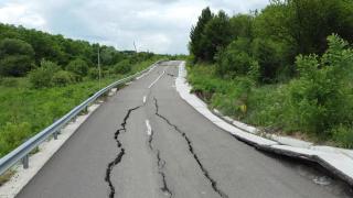 La 3 ani de la reabilitare, un drum din Iași are cratere uriaşe. "Au trecut ruşii pe aici"