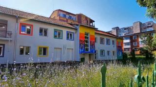 Grădiniţă din Hunedoara, vandalizată din cauza culorilor: "Păcat, că nişte oameni au lucrat să facă ceva frumos"