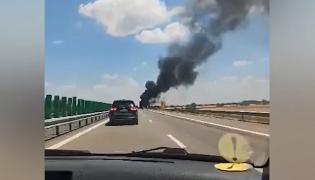 Incendiu pe Autostrada Soarelui. O maşină a luat foc, iar flăcările s-ar fi extins la vegetaţia din zonă