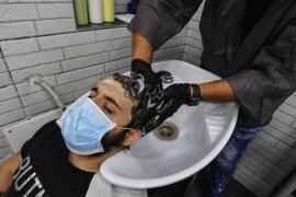 Frizerii și coafezele vor fi amendați dacă spală clienţii pe păr de două ori. Apă "cu porția" în Italia, care se confruntă cu o secetă fără precedent