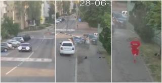 Beat și fără permis, filmat cum rupe cu BMW-ul un stâlp în centrul Sucevei. Tânărul a luat-o la fugă după accident