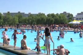 Românii care au petrecut o zi de plajă pe cinste cu doar 10 lei. Într-o oră s-au strâns peste 500 de oameni puşi pe distracţie