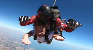 S-a deschis sezonul de paraşutism pe aerodromul de la Tuzla. Experiența saltului de la 4.000 de metri, imposibil de uitat