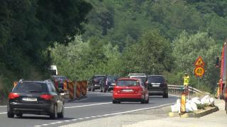 Nervi de oţel pentru şoferii care tranzitează Valea Oltului în această vară. Lucrările pe autostradă îngreunează circulaţia
