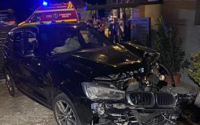 Băut și supărat pe soacră, un bărbat din Timiș a intrat cu BMW-ul direct în casa ei. Femeia s-a aruncat pe geam de frică
