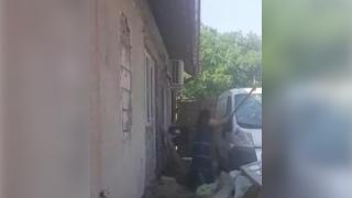 Doi soţi din Călimăneşti, scandal de proporţii. Femeia a spart geamurile casei şi maşinii cu o lopată: "Mi-ai vândut tot din casă. Cheamă Poliţia!"