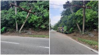 Filmul accidentului de pe Valea Oltului, unde un tren de persoane a agățat un stâlp care fusese lovit de un TIR