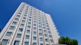 O fetiță de 2 ani a căzut de etajul unui hotel din Eforie Nord. Un turist a găsit-o pe micuță în iarbă