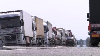 Un șofer de TIR ucrainean a leșinat la volan și s-a răsturnat cu autotrenul în șanț. Cozi interminabile de camioane la ieșirea din România
