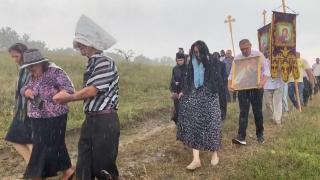 Satul din România unde localnicii s-au rugat să plouă şi "minunea" s-a înfăptuit. O procesiune religioasă ar fi alungat seceta