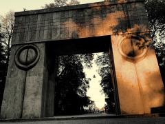 Ziua Internaţională a Sărutului, sărbătorită pe 6 iulie. Îndrăgostiţii îşi celebrează iubirea în faţa unei sculpturi celebre care îi aparţine lui Brâncuşi