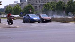 Scumpirea combustibilului schimbă obiceiurile românilor: merg cu maşina la "consum" şi preferă tot mai des transportul în comun