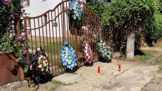 Răzbunare macabră în Gorj. Un fost poliţist local s-a trezit la poartă cu mai multe coroane funerare şi două lumânări