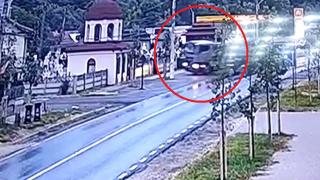 Momentul în care un TIR intră cu viteză în capela unei biserici din Titu. Camionul dărâmă zidul și un stâlp de electricitate