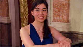 Kira Frolu, tânăra pianistă româncă ce concertează pe marile scene ale lumii, vrea să-i ajute pe copii să-i calce pe urme