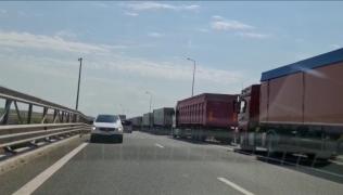 Inconștiență pe autostrada A4. Șofer filmat pe contrasens, la un pas să provoace o tragedie