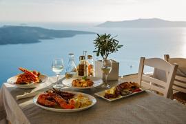 Românii nu scapă de scumpiri nici în vacanță. Cu cât au crescut prețurile la restaurantele din Grecia sau Italia