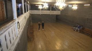 Locul ideal pentru a te ascunde de caniculă: Salina Cacica din Bucovina. E una dintre cele mai vechi din ţară şi poate fi vizitată zilnic