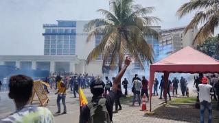 Revoluţie veritabilă în Sri Lanka. Zeci de mii de oameni au luat cu asalt clădirile guvernamentale: 39 de răniţi după ce poliţia a tras în mulţime