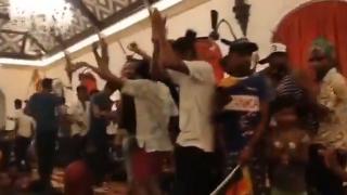 Revoltă în Sri Lanka. Protestatarii dau petrecere în casa preşedintelui