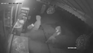 Tineri filmați cum sparg noaptea un magazin, în Bistrița-Năsăud. Camerele de supraveghere i-au surprins în acțiune