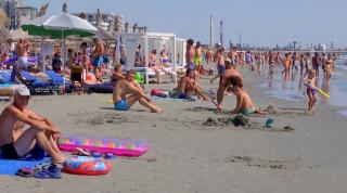 Cea mai scumpă fâşie de plajă e la Năvodari: loc de cearşaf, închiriat cu 200 de lei pe zi. Autorităţile nu ştiu dacă operatorul trebuie amendat sau nu