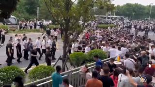 VIDEO. China a zdrobit cu violență un protest. Sute de oameni s-au trezit cu conturile blocate de 4 bănci: "Dați-ne banii!"
