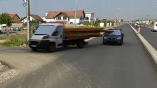 ANIMAȚIE GRAFICĂ: Copil de 3 ani, în stare gravă la spital, după ce a fost lovit de grinzile care s-au desprins din mașina din față