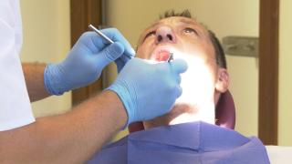 Bărbatul care a mers 12.000 km, până la Oradea, ca să economisească banii de dentist. Cât de mici sunt prețurile în România