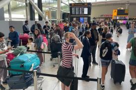 Călătoria cu avionul a devenit o loterie în 2022. Şansele ca un zbor să fie anulat sunt de 2,5 ori mai mari decât în 2019