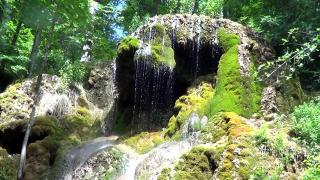 Locul spectaculos ascuns în inima naturii, descoperit cu uimire de turişti. Cu 100 de lei pot petrece şi noaptea aici