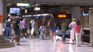 De ce au început metrourile să ajungă în staţii la intervale de cel puţin 10 minute. "E jale. Foarte multă aglomeraţie"