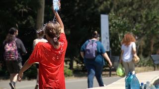 Valul fierbinte din nordul Africii a lovit România. Oamenii au leşinat pe stradă în prima zi de caniculă